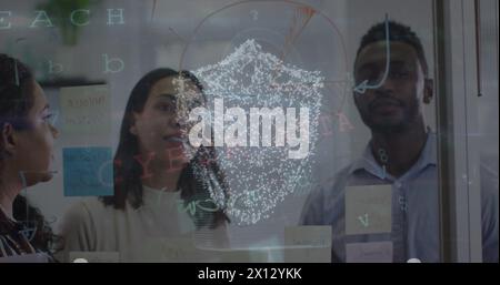 Bild der Datenverarbeitung mit Schild-Symbol über verschiedenen Geschäftsleuten im Büro Stockfoto