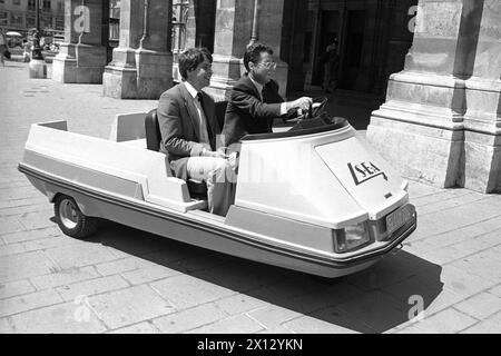 Wien am 26. Juni 1986: Österreichs Wissenschaftsminister Heinz Fischer fährt mit einem Elektroauto in der Wiener Innenstadt herum. - 19860626 PD0012 - Rechteinfo: Rechte verwaltet (RM) Stockfoto