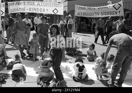 Wien am 26. Juni 1986: Mehrere Gruppen von Anti-Nuklear-Aktivisten demonstrieren auf dem Wiener Stephansplatz für sternere Lebensmittelkontrollen und genauere Herstellungsdaten, um zu kontrollieren, ob Güter vor oder nach dem Reaktorunfall in Tschernobyl hergestellt wurden. - 19860626 PD0013 - Rechteinfo: Rechte verwaltet (RM) Stockfoto