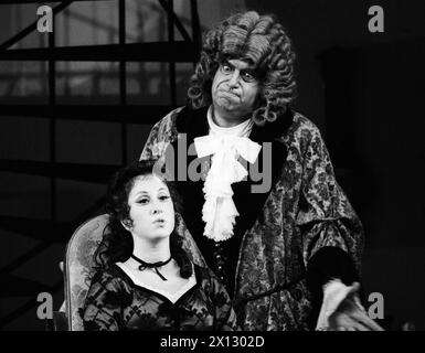 Premiere von Rossinis Oper 'Barbier von Sevilla' in der Wiener Staatsoper am 9. September 1986 mit Guenter von Kannen (R.) als Apotheker Bartolo und Gail Dubinbaum als Rosina. - 19860905 PD0008 - Rechteinfo: Rechte verwaltet (RM) Stockfoto