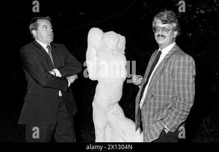 Wien am 24. September 1986: Österreichs Bundeskanzler Franz Vranitzky (l.) und Heinrich Keller, Generalsekretär der SPOE, bei einer Ausstellung von Skulpturen von Fritz Wotrubas Kunstklasse im Park des Renner-Instituts im Schloss Altmannsdorf. - 19860924 PD0006 - Rechteinfo: Rechte verwaltet (RM) Stockfoto