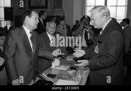 Eröffnung der Sonderkonferenz der Internationalen Atomenergie-Organisation über die Folgen des Zwischenfalls in Tschernobyl am 24. September 1986 in Wien. Bild: Richard T. Kennedy, US-Gouverneur im Verwaltungsrat der Agenturen (R.), und B.E. Shcherbina, stellvertretender Vorsitzender der UdSSR im ministerrat (l.). - 19860924 PD0007 - Rechteinfo: Rechte verwaltet (RM) Stockfoto