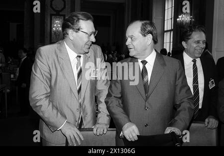 Eröffnung der Sonderkonferenz der Internationalen Atomenergie-Organisation über die Folgen des Zwischenfalls in Tschernobyl am 24. September 1986 in Wien. Bild: Die Delegation der UdSSR - Stellvertretender Vorsitzender des Ministerrates, B.E. Schcherbina (R.) und V.A. Legasov, Staatliches Komitee für die Nutzung der Atomenergie. - 19860924 PD0008 - Rechteinfo: Rechte verwaltet (RM) Stockfoto