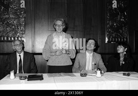 Am 24. September 1986 organisierte die Organisation Anti-Atom-International (AAI) eine Konferenz über die Unsicherheit von Kernkraftwerken und das Ende der Kernenergie. Bild: (l.-R.) Teilnehmer an der Konferenz in Wien: Paul Blau, Ehemann der österreichischen Politikerin Freda Meissner-Blau, Organisatorin des Treffens Elisabeth Schwarz (AAI - Gründer von "ARGE Nein zu Zwentendorf"), Peter Murphy aus London (Mitglied von END) und Trini Leung aus Hongkong. - 19860924 PD0010 - Rechteinfo: Rechte verwaltet (RM) Stockfoto