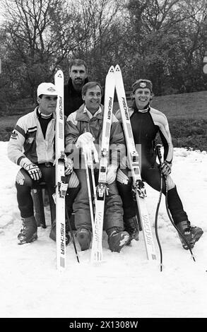 Berühmte österreichische Skifahrer testen am 29. Oktober 1986 auf einer Schanze bei Wien Schnee und Ski der Firma Fischer. Erwin Resch, Hans Krankl, Karl Schranz und Harti Weirather. - 19861029 PD0009 - Rechteinfo: Rechte verwaltet (RM) Stockfoto