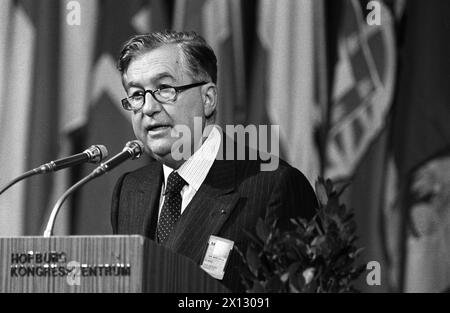 KSZE-Konferenz in Wien am 4. November 1986. Bild: Jean-Bernard Raimond, Außenminister Frankreichs, während seiner Rede bei der Eröffnungssitzung des 3. KSZE-Folgetreffens in der Wiener Hofburg. - 19861104 PD0016 - Rechteinfo: Rechte verwaltet (RM) Stockfoto