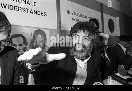 KSZE-Konferenz in Wien am 4. November 1986. Marek Halter, Präsident des Sacharow-Instituts, während der Pressekonferenz des Instituts zur Vereinbarung von Helsinki. - 19861104 PD0024 - Rechteinfo: Rechte verwaltet (RM) Stockfoto