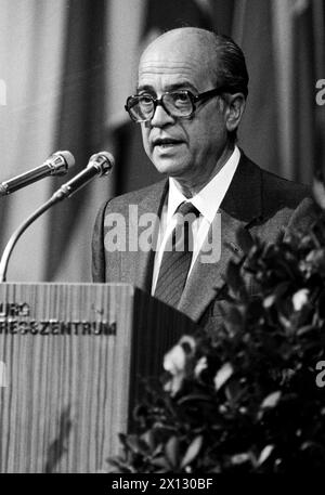 KSZE-Konferenz in Wien am 5. November 1986. Bild: Der spanische Außenminister Francisco Fernandez Ordonez während seiner Rede auf dem 3. KSZE-Folgetreffen in der Wiener Hofburg. - 19861105 PD0013 - Rechteinfo: Rechte verwaltet (RM) Stockfoto