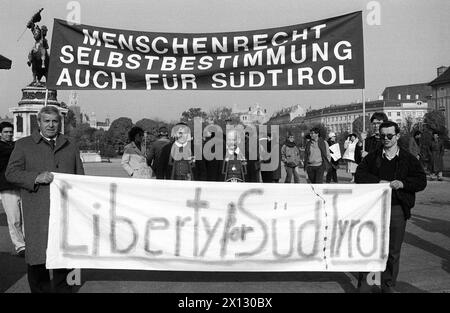 KSZE-Konferenz in Wien am 4. November 1986: Das Nichtparteikomitee Südtirol KSZE Wien bei einer Kundgebung auf dem Heldenplatz in Wien. - 19861104 PD0027 - Rechteinfo: Rechte verwaltet (RM) Stockfoto