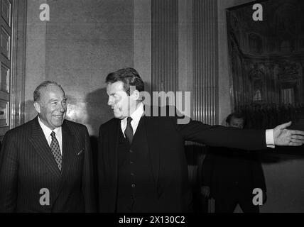 US-Außenminister George Shultz (l.) traf sich am 6. November 1986 in Wien mit dem österreichischen Bundeskanzler Franz Vranitzky zusammen. Vranitzky bezeichnete die österreichisch-amerikanischen Beziehungen als „ausgezeichnet“. - 19861106 PD0015 - Rechteinfo: Rechte verwaltet (RM) Stockfoto