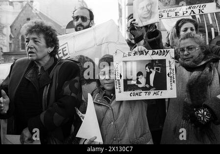 Die Führer der Supermächte haben die Stadt und die Konferenz verlassen, aber Menschenrechtsaktivisten setzen ihren Kampf fort. Unser Foto zeigt die Demonstration vor der Botschaft der UdSSR am 7. November 1986. (l-r) Lynn Singer (Büro des sowjetischen Judentums) und (Mitte) der 10-jährige Misha Rokhlin, der für die Wiedervereinigung mit seinem Vater demonstriert und von den Behörden in Leningrad zurückgehalten wird. - 19861107 PD0012 - Rechteinfo: Rechte verwaltet (RM) Stockfoto