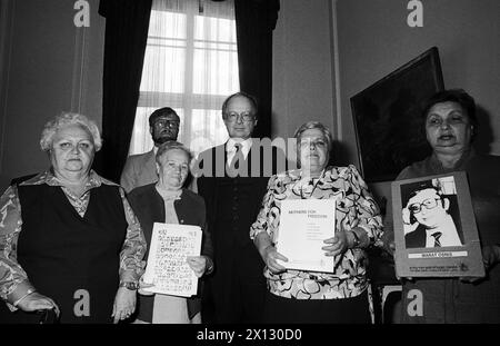 Vier jüdische Mütter, deren Kinder in der UdSSR Gefängnisstrafen verbüßen (wahrscheinlich wegen Beantragung eines visums für den Austritt aus der SU), wurden am 7. November 1986 von Österreichs Außenminister Peter Jankowitsch empfangen. Sie brachten ihre Besorgnis vor - die Freilassung ihrer Kinder durch die sowjetischen Behörden. Das Foto zeigt (l-r) Frida Lemberg, Asya Ploschanskaya, Dr. Vanda Osnis und Sara Borodianskaya. In der Mitte ist Peter Jankowitsch zu sehen. - 19861107 PD0010 - Rechteinfo: Rechte verwaltet (RM) Stockfoto