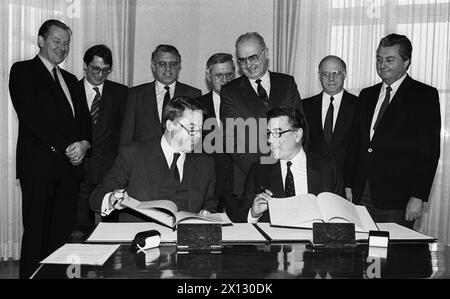 Der österreichische Bundeskanzler Franz Vranitzky (vorne links) und der Wiener Bürgermeister Helmut Zilk (vorne rechts) unterzeichneten am 13. November 1986 eine Vereinbarung über wichtige Maßnahmen zur Verbesserung der Wiener Infrastruktur. Im Hintergrund (l-r): Stadtrat Johann Hatzl, Finanzminister Ferdinand Lacina, Verkehrsminister Rudolf Streicher, Bauminister Heinrich Uebleis, Finanzstadtrat Hans Mayr, Kulturstadtrat Franz Mrkvicka und Stadtrat Josef Hoffmann. - 19861113 PD0008 - Rechteinfo: Rechte verwaltet (RM) Stockfoto