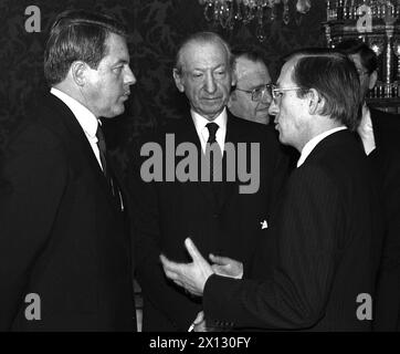 Das Foto vom 25. November 1986 zeigt Bundespräsident Kurt Waldheim (c.), Verteidigungsminister Helmut Kruenes (R.), Kanzler Franz Vranitzky (l.) und Justizminister Harald Ofner (Hintergrund). Waldheim erkannte die Absetzung der von Franz Vranitzky geführten Regierung und übertrug das Kabinett Vranitzky, die offiziellen Funktionen bis zur Bildung einer neuen Regierung fortzuführen. - 19861125 PD0019 - Rechteinfo: Rechte verwaltet (RM) Stockfoto