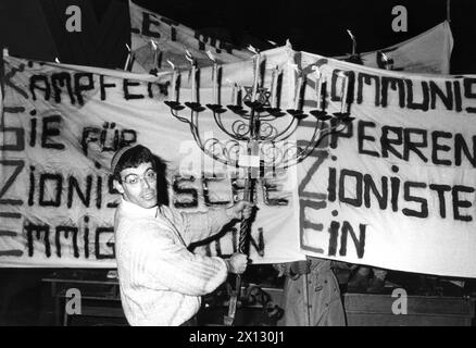 KSZE-Konferenz in Wien am 13. Dezember 1986: Die jüdische Jugend Österreichs demonstrierte gegen das Schicksal sowjetischer Juden. Die Demonstration erhielt durch den Tod des sowjetischen Dissidenten A. Marchenko zusätzliche Bedeutung. - 19861213 PD0006 - Rechteinfo: Rechte verwaltet (RM) Stockfoto