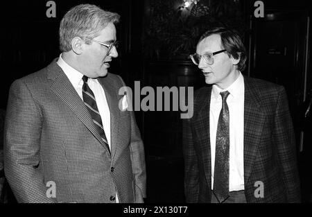 Parteitag der Österreichischen Volkspartei (OEVP) in Wien am 19. Februar 1987. Im Bild: OEVP-Generalsekretär Dr. Michael Graff in einem Gespräch mit Generalsekretär des Österreichischen Wirtschaftsbundes Dr. Wolfgang Schuessel. - 19870218 PD0005 - Rechteinfo: Rechte verwaltet (RM) Stockfoto