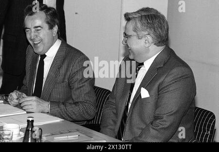 Parteitag der Österreichischen Volkspartei (OEVP) in Wien am 19. Februar 1987. Im Bild: OEVP-Generalsekretär Dr. Michael Graff (l) und Vizekanzler Dr. Alois Mock. - 19870218 PD0006 - Rechteinfo: Rechte verwaltet (RM) Stockfoto