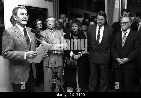 Das Foto wurde am 27. März 1987 anlässlich der Eröffnung einer Gyoergy-Urban-Ausstellung im Collegium Hungaricum in Wien aufgenommen und zeigt (v.l.t.r.) den ungarischen Regisseur Istvan Szabo, Sekretärin des Zentralkomitees der Ungarischen Volkspartei Janes Berecz und des ungarischen Botschafters in Österreich Janos Nagy. - 19870327 PD0020 - Rechteinfo: Rechte verwaltet (RM) Stockfoto