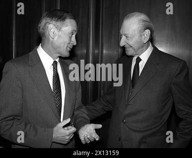 Österreichischer Präsident Kurt Waldheim (rechts) bei einem Treffen mit dem ehemaligen Astronauten Karl Duke (links) Apollo 16 am 30. April 1987 in Wien. - 19870430 PD0006 - Rechteinfo: Rechte verwaltet (RM) Stockfoto