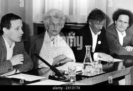 Die Österreichischen Grünen erläuterten in einer Pressekonferenz am 14. Mai in Wien die Motive für die Protestkampagne gegen das ungarische Donaukraftwerk Nagymares. Foto (f.L.t.r.): Dr. Peter Pilz, Abgeordneter, Freda Meissner-Blau, Parteivorsitzende der Grünen, und Parlamentsabgeordnete mag. Walter Geyer und Andreas Wabl. - 19870514 PD0011 - Rechteinfo: Rechte verwaltet (RM) Stockfoto