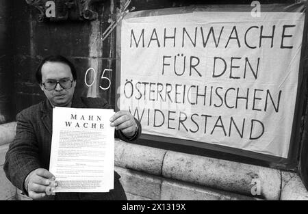 Am 11. Juni 1987 veranstaltete eine „Initiative Österreichische Bürger“ eine feierliche Mahnwache für den österreichischen Widerstand vor der Wiener St. Stephans Kathedrale. Es wurde 24 Stunden vor der Stelle gehalten, an der während des Zweiten Weltkriegs das österreichische Schild für den Widerstand „O5“ angebracht wurde. - 19870611 PD0005 - Rechteinfo: Rechte verwaltet (RM) Stockfoto