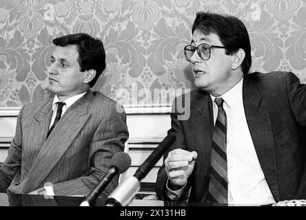 Das Foto wurde am 11. September 1987 aufgenommen und zeigt den österreichischen Finanzminister Ferdinand Lacina (R.) und Staatssekretär Johannes Ditz auf einer Pressekonferenz zum Thema „Sparpaket der Regierung“. - 19870911 PD0003 - Rechteinfo: Rechte verwaltet (RM) Stockfoto