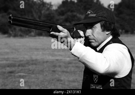 Das Foto wurde am 1. Oktober 1987 in Tattendorf, Niederösterreich, aufgenommen und zeigt den ehemaligen Formel-1-Star Jackie Stewart beim Olympischen Skeet-Schießwettbewerb in Tattendorf. - 19871001 PD0010 - Rechteinfo: Rechte verwaltet (RM) Stockfoto