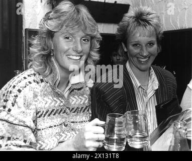 Das Foto wurde am 9. Oktober 1987 aufgenommen und zeigt die österreichische Skifahrerin Sylvia Eder (l.), die mit ihrer deutschen Kollegin Michaela Gerg bei einem geselligen Treffen in Wien eine Brille klickt. - 19871009 PD0012 - Rechteinfo: Rechte verwaltet (RM) Stockfoto