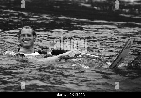 Wien am 4. November 1987: Das österreichische Skiunternehmen Fischer präsentierte seine Skistars für die kommende WM-Saison und setzte sie auf Wasserskifahrer. Auf dem Bild: Der ehemalige deutsche Weltmeister Markus Wasmeier macht auf alpinen Skifahrern eine obvisöse Figur. - 19871104 PD0013 - Rechteinfo: Rechte verwaltet (RM) Stockfoto