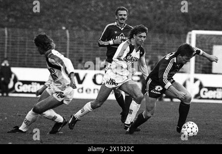 Fußballspiel zwischen Admira und Österreich am 15. November 1987. Auf dem Bild: Ernst Ogris (R.) kämpft gegen Manfred Kern - im Hintergrund Herbert Prohaska. - 19871115 PD0002 - Rechteinfo: Rechte verwaltet (RM) Stockfoto