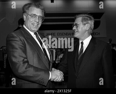 Wien am 23. November 1987: Österreichs Verkehrsminister Rudolf Streicher und Heinrich Uebleis, Generaldirektor der OEBB, im Rahmen des 150-jährigen Bestehens des österreichischen Eisenbahnsystems im Austria Center Wien. - 19871123 PD0008 - Rechteinfo: Rechte verwaltet (RM) Stockfoto