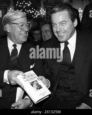 Der ehemalige Bundeskanzler der BRD, Dr. Helmut Schmidt (l.), stellt am 26. November 1987 im Palais Pallavioini in Wien sein neues Buch „Menschen und Kräfte“ vor. Zu seiner Rechten: Österreichs Bundeskanzler Franz Vranitzky. - 19871126 PD0009 - Rechteinfo: Rechte verwaltet (RM) Stockfoto