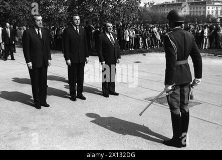 In Verbindung mit der österreichischen Armee legte die Regierung am 26. April 1988 Kränze an der Krypta am äußeren Burgtor in Wien ab. Im Bild: Robert Lichal (R.), Bundeskanzler Franz Vranitzky und Außenminister Alois Mock. - 19880426 PD0007 - Rechteinfo: Rechte verwaltet (RM) Stockfoto