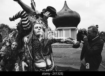 Ein Tourist macht ein Foto des neuen Skulputres im Wiener Prater, aufgenommen am 13. April 1988. - 19880413 PD0006 - Rechteinfo: Rechte verwaltet (RM) Stockfoto