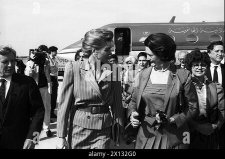 Wien am 4. Mai 1988: Ankunft von Königin Noor al-Hussein von Jordanien am Flughafen Wien-Schwechat. Die Königin besucht Österreich anlässlich der Ausstellung "die Silberkugel - 9000 Jahre Kunst und Kultur in Jordanien" im Schloss Schallaburg in Niederösterreich. Auf dem Bild: Elisabeth Waldheim (R.), Ehefrau des österreichischen Bundespräsidenten Kurt Waldheim, begrüßt Königin Noor al-Hussein am Flughafen. - 19880504 PD0004 - Rechteinfo: Rechte verwaltet (RM) Stockfoto
