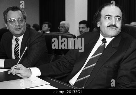 Wien am 26. April 1988: OPEC-Konferenz mit sieben nicht affifizierten staaten. Auf dem Bild: Hisham M. Nazer (R.), Ölminister von Saudi-Arabien. - 19880426 PD0010 - Rechteinfo: Rechte verwaltet (RM) Stockfoto