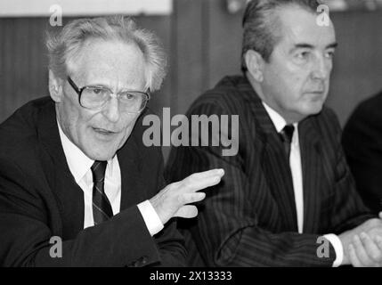 Wien am 5. September 1988 (f.l.t.r.): Österreichs Wissenschaftsminsiter Dr. Hans Tuppy und Außenminister Dr. Alois Mock während einer Pressekonferenz zum "EUREKA-Vorsitz" Österreichs. - 19880905 PD0006 - Rechteinfo: Rechte verwaltet (RM) Stockfoto