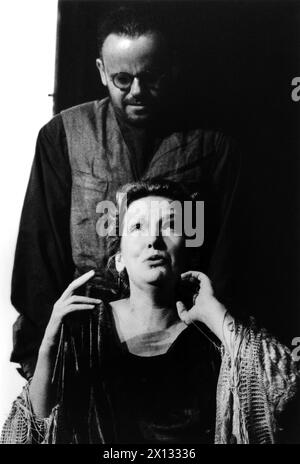 Kitty Speiser (Liza) und Robert Meyer (Boris Ivanovic Cepurnoi) in Maksim Gorkijs „Kinder der Sonne“, inszeniert von Achim Benning am 3. September 1988 im Wiener Akademietheater. - 19880903 PD0004 - Rechteinfo: Rechte verwaltet (RM) Stockfoto