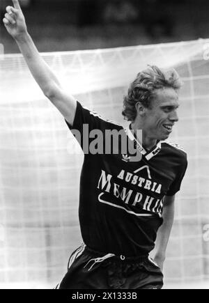 Wien am 3. September 1988: Fußballspiel zwischen Rapid und Österreich im Wiener Hannapi-Stadion. Auf dem Bild: Der Österreichische Torhüter Peter Stoeger erzielte 1:0. - 19880903 PD0006 - Rechteinfo: Rechte verwaltet (RM) Stockfoto
