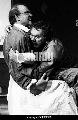 Michael Heltau (l., Pawel Fedorovic Protasov) und Rudolf Buczolich (R.) als Egor in einer Fotoprobe von Maksim Gorkijs „Sonnenkindern“, inszeniert von Achim Benning am 2. September 1988 im Wiener Akademietheater. Das Stück wurde am 3. September 1988 uraufgeführt. - 19880902 PD0003 - Rechteinfo: Rechte verwaltet (RM) Stockfoto