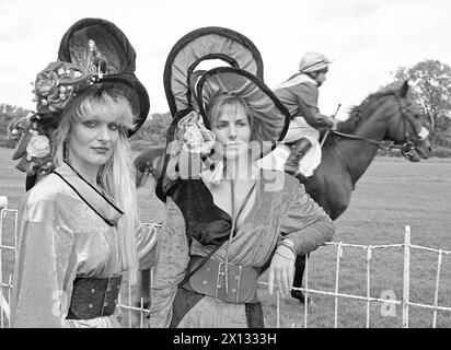 Wien am 3. September 1988: Damen mit Fancy-Hüten beim Ascot Festival in Wien. - 19880903 PD0007 - Rechteinfo: Rechte verwaltet (RM) Stockfoto