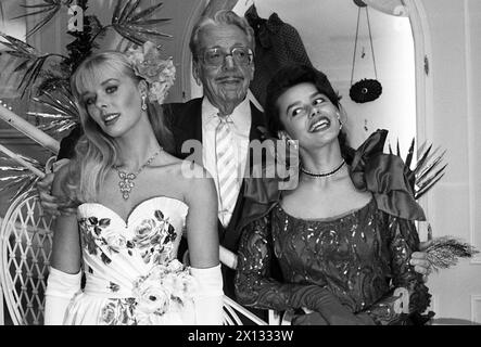 Wien am 5. September 1988: Fred Adlmüellers neue Kollektion für die Herbst-/Wintersaison „Une nuit det beaute“. Im Bild: Die Modelle Ulla Weigerstorfer (l., 'Miss World') und Maria Kalinina (R., 'Miss Moscow') mit Fred Adlmüller (c.) - 19880905 PD0003 - Rechteinfo: Rights Managed (RM) Stockfoto