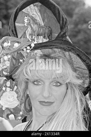 Wien am 3. September 1988: Eine Dame mit feinem Hut beim Ascot Festival in Wien. - 19880903 PD0008 - Rechteinfo: Rechte verwaltet (RM) Stockfoto