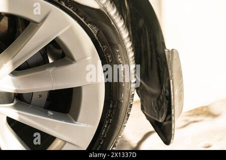 Umweltfreundliche Reinigung: Elektroautos zu Hause waschen Stockfoto