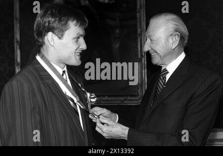 Wien am 10. Oktober 1988: Österreichs Bundespräsident Dr. Kurt Waldheim (R.) begrüßt Olympiasieger in Judo, Peter Seisenbacher, der bei den Olympischen Spielen in Seoul seine zweite Medaille gewinnen konnte. - 19881010 PD0006 - Rechteinfo: Rechte verwaltet (RM) Stockfoto