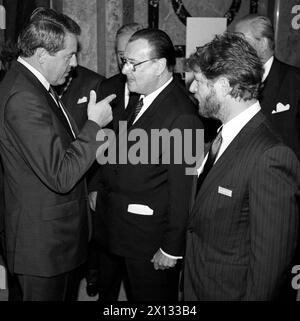 Wien am 19. Oktober 1988 (f.l.t.r.): Österreichs Bundeskanzler Franz Vranitzky, Vorstandsvorsitzender des Axel Springer Verlags Peter Tamm und Standardverlag und Chefredakteur Oscar Bronner bei der Vorstellung der neuen Tageszeitung "der Standard". - 19881019 PD0005 - Rechteinfo: Rechte verwaltet (RM) Stockfoto