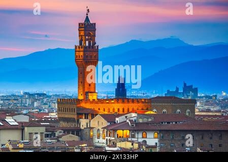 Florenz, Italien. Wunderschönes toskanisches Reiseziel mit Palazzo Vecchio während der Dämmerung, Toskana. Stockfoto
