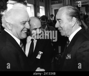 Wien am 6. März 1989: Der sowjetische Außenminister Eduard Schewardnadse (l.) und sein jugoslawischer Amtskollege Budimir Loncar (R.) trafen sich bei der KSZE der Außenminister. - 19890306 PD0030 - Rechteinfo: Rechte verwaltet (RM) Stockfoto
