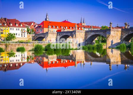 Würzburg, Deutschland. Wasserreflexion Main River, Reiseziel Stadt in Franken, Bayern. Stockfoto