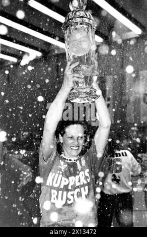 Jasna Kolar-Merdan hielt den Pokal, nachdem ihr Team am 1. Mai 1989 den Handball-Europapokal in Wien gewonnen hatte. - 19890501 PD0016 - Rechteinfo: Rechte verwaltet (RM) Stockfoto